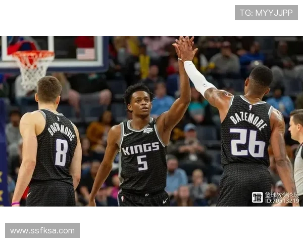 亚历克斯·摩根在家练完核心顺手给女儿做了个蛋白松饼